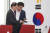김병준 비상대책위원장이 한국당 가치와 좌표 재정립소위 회의에서 자료를 보고 있다. [연합뉴스]