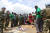 아프리카 남수단에서 재건작전에 임하고 있는 한빛부대 대원들이 추석명절 기간에 현지 주민들을 초청해 윷놀이를 하고 있다. [사진 합참]