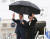문재인 대통령과 부인 김정숙 여사가 23일 오후(현지시간) 유엔 총회가 열리는 미국 뉴욕 JFK 국제공항에 도착해 손을 들어 인사하고 있다. [연합뉴스]