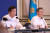 문재인 대통령(오른쪽)이 6일 오후 청와대 영빈관에서 열린 2018 포용국가전략회의에서 영상을 시청하고 있다. [청와대사진기자단]