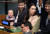 아던 뉴질랜드 총리가 24일 유엔 회의장에 딸 니브 테 아로하와 &#39;퍼스트 맨&#39; 게이퍼드와 함께 앉아 있다.[로이터=연합뉴스]