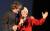 2010년 황금피켈상 시상식에서 세계 첫 14좌 등정자인 라인홀트 매스너(왼쪽)에게 평생 공로상을 수여한뒤 축사를 하는 발터 보나티. 중앙포토