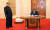 문재인 대통령(오른쪽)이 18일 오후 평양 조선노동당 중앙위원회 본부 청사에서 김정은 국무위원장이 지켜보는 가운데 방명록에 서명하고 있다. [평양사진공동취재단]