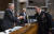 로버트 에이브럼스 주한미군 사령관 내정자가 25일 상원 인준 청문회를 마치고 제임스 인호프 군사위원장(왼쪽)과 악수하고 있다.[AP=연합뉴스]