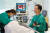 서울아산병원 소화기내과 안지용 교수(오른쪽)가 위내시경 검사를 시행하고 있다.[사진 서울아산병원]