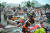 인도네이사 술라웨이 섬 팔루 지역에 28일(현지시간) 규모 7.5의 강진이 발생했다. 의료 관계자들이 부상자들을 치료하고 있다. [AFP=연합뉴스] 