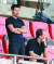 손흥민 아버지인 손웅정 씨(왼쪽)가 2018 자카르타·팔렘방 아시안게임 U-23 남자축구 4강전 대한민국과 베트남의 경기를 지켜보고 있다. [뉴스1]
