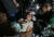 군의관이 29일(현지시간) 인도네시아 중앙 술라웨시 팔루 지역에서 쓰나미로 부상당한 환자를 돌보고 있다. [AP=연합뉴스] 