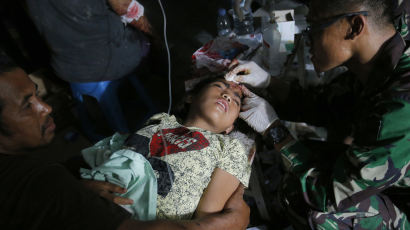  [서소문사진관] 쓰나미로 폐허 된 술라웨시, 사망자 400명 넘어