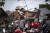 쓰나미가 휩쓸고 간 인도네시아 중앙 술라웨시 팔루지역에서 주민들이 29일(현지시간) 무너진 집에서 물건들을 챙기고 있다. [AFP=연합뉴스]