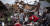 쓰나미가 휩쓸고 간 인도네시아 중앙 술라웨시 팔루지역에서 주민들이 29일(현지시간) 무너진 집에서 물건들을 챙기고 있다. [AFP=연합뉴스]