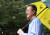 문재인 대통령이 29일 오전 경남 양산시 사저 뒷산에서 산책을 하고 있다. [사진 청와대]
