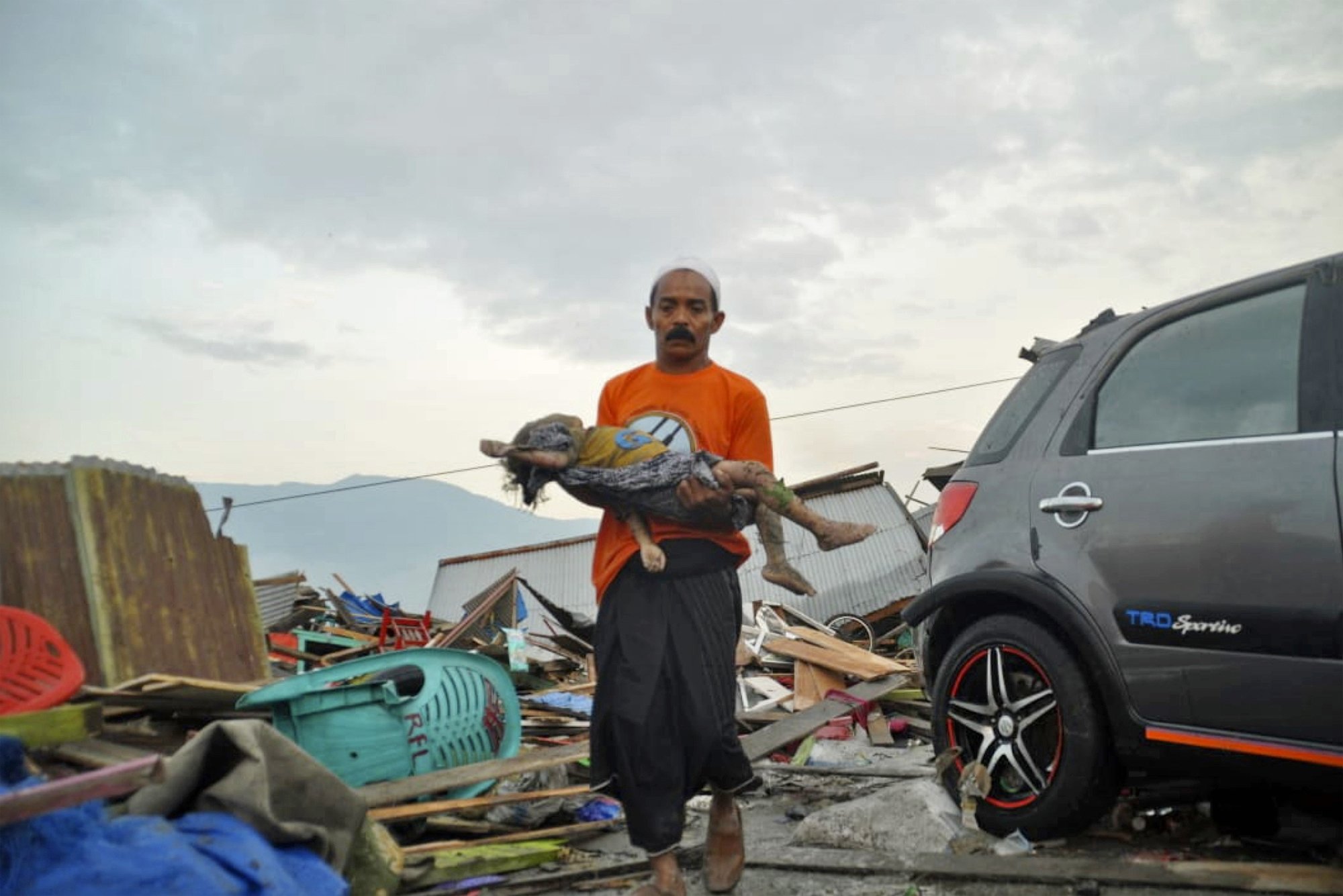 28일 규모 7.5 강진이 발생한 지 몇 시간 만에 쓰나미가 밀어닥친 인도네시아 술라웨시 섬 [AP 연합뉴스]