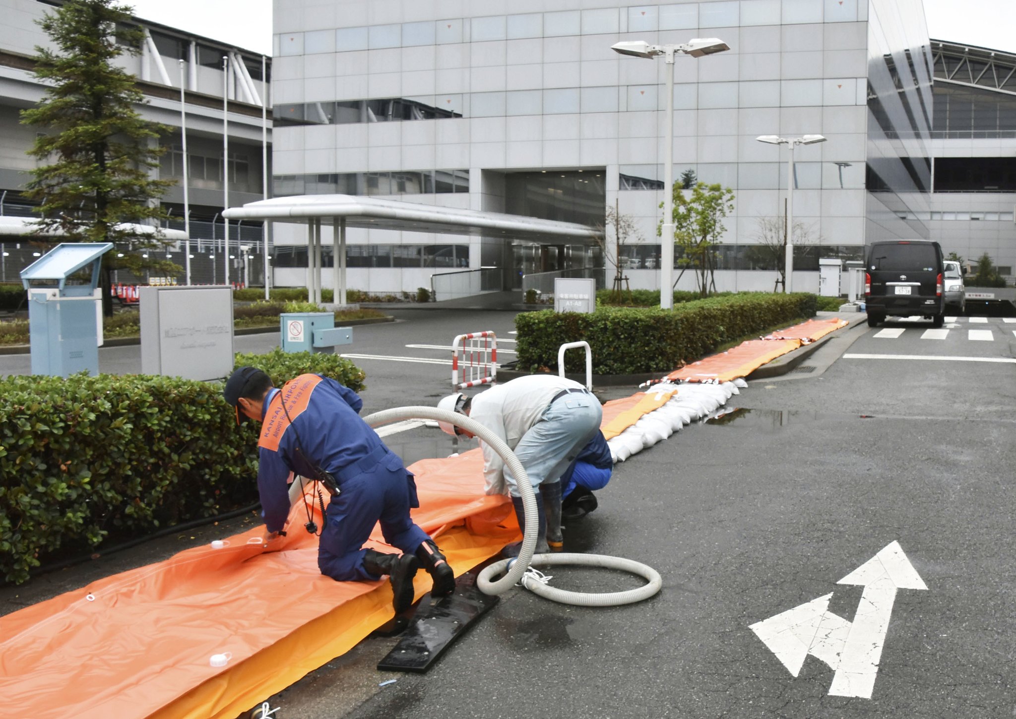 침수방지 작업하는 일본 간사이공항 직원들 [연합뉴스]
