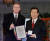  2000년 12월 김대중 당시 대통령(오른쪽)이 노르웨이 오슬로 시청에서 열린 시상식에서 노벨평화상을 받고 환하게 웃고 있다. 왼쪽은 노벨위원회 뒤 베르게 위원장. [중앙포토]