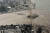 30일 인도네시아 술라웨시 섬 팔루 시내의 포누렐레 다리가 강진과 쓰나미로 인해 붕괴돼 있다. 현지 언론들은 팔루와 인근 동갈라 해변 일대에 높이 최고 7ｍ의 쓰나미가 덮쳤다고 보도했다. [로이터=연합뉴스]