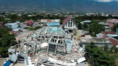 “아들 사흘째 연락 두절”…인도네시아 지진 현장 찾은 어머니