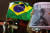  29일(현지시간) 브라질 상파울루에서 보우소나루 지지 반대 집회자들이 브라질 국기와 포스터를 들고 집회를 하고 있다. 보우 소나루 후보는 동성애자, 여성, 흑인들에 대한 차별적 발언을 해왔다. [로이터=연합뉴스] 