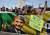 30일(현지시간) 브라질 리우데자네이루 코파카바나 해변에 모인 보우소나루 후보 지지자들이 집회를 열고 있다. [AFP=연합뉴스]