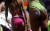 30일(현지시간) 브라질 리우데자네이루 코파카바나 해변에서 열린 동성애자 퍼레이드 참가자가 보우소나루 후보 지지를 반대하는 스티커를 붙이고 있다. [로이터=연합뉴스]