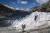 지난 8월 초 스위스 알프스 론 빙하 인근에서 등반객이 사진을 쵤영하고 있다. 폭염이 북유럽에서까지 기승을 부리자 빙하가 녹는 것을 막기 위해 거품을 씌워놓았다. [AFP=연합뉴스]