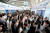 지난 6일 인천국제공항 1터미널 교통센터에서 열린 제1회 항공산업취업박람회 참가자들이 취업설명을 듣고 있다. [중앙포토]