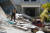 한 경찰관이 30일 붕괴된 로아 로아 팔루호텔의 정문 부근의 잔해 위에서 현장을 살펴보고 있다.[연합뉴스]