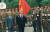 1996년 김영삼 전 대통령이 베트남을 방문해 므어이 전 공산당 서기장과 함께 의장대를 사열하고 있다. [중앙포토]