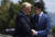 지난 6월 8일 G7 정상회의에서 만나 악수를 나누고 있는 도널드 트럼프 미국 대통령과 쥐스팽 트뤼도 캐나다 총리. [EPA=연합뉴스]