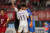일본 가시아 앤틀러스의 한국인 골키퍼 권순태(오른쪽)이 수원 미드필더 임상협의 머리를 가격하고 있다. [사진 프로축구연맹]