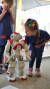 지난달 17일 호주 세인트 피터스 여학교 유치원에서 4~5세 여아들이 휴머노이드 로봇이 서 있는 가운데 수업을 받고 있다. 이 유치원 여아들은 로봇과 함께 요차 체조도 한다.[사진 강대석]