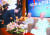 박능후 보건복지부 장관(왼쪽)이 2일 서울 중구 대한상공회의소 국제회의장에서 열린 &#39;제22회 노인의 날 기념식&#39;에서 100세 유칠상(가운데) 할아버지, 박순자 할머니께 장수지팡이 청려장을 전달하고 있다. [뉴스1]