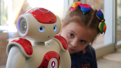 [교실의 종말] 호주 유치원선 로봇이 친구…함께 요가하고 코딩도 배워요