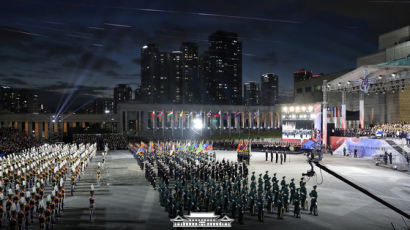 [단독]국방부, 국군의 날 시가행진 의무화 훈령 삭제 추진 왜