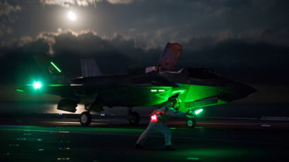 [서소문사진관]영국, 함상에서 F-35 스텔스 전폭기 첫 야간 비행 성공