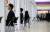 지난해 10월 서울 삼성동 코엑스에서 열린 ‘2017 함께성장 중소벤처 일자리박람회’에서 청년들이 참가업체 부스에서 면접을 보고 있다. [중앙포토]