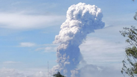 [서소문사진관]술라웨시 섬, 강진과 쓰나미에 이어 화산 분화까지 발생