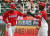 KIA 유재신(왼쪽)이 4일 인천 SK전 2회 무사 만루에서 데뷔 첫 홈런을 친 뒤 버나디나의 축하를 받고 있다. [뉴스1]