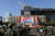 지난달 29일 서울 중구 서울광장에서 열린 제68주년 서울수복 기념행사에서 해병대원들이 태극기 게양 퍼포먼스를 하고 있다. [뉴시스]
