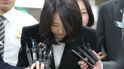 [사진] ‘집행유예’ 귀가하는 조윤선…‘법정구속’ 김기춘