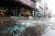 태풍 콩레이가 남해안으로 접근한 6일 오전 전남 여수시 학동 거리에 강풍으로 떨어져 내린 유리창이 조각나 있다. [연합뉴스]