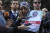 2011년 노벨평호상 후보였던 타와콜 카르만이 실종된 카쇼기의 사진을 들고 사우디 총여사관 밖에서 항의 시위를 하고 있다. [AP=연합뉴스]