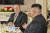 평양을 방문한 마이크 폼페이오 미국 국무장관이 지난 7일 김정은 북한 국무위원장과 오찬을 하고 있다. [미 국무부 제공] 