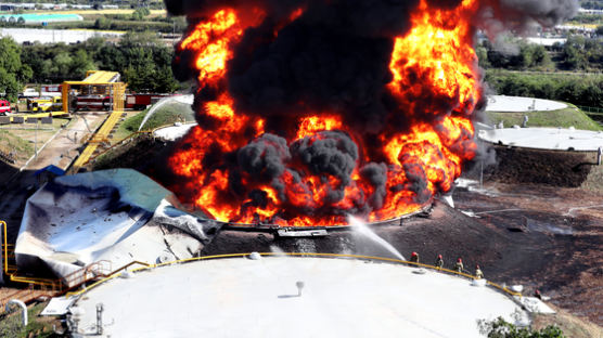 "기름탱크 폭발 매우 이례적" 전문가들, 정전기 의심한다