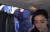 중국 여배우 판빙빙이 세무 기관으로 보이는 건물에서 나와 차량에 탑승하는 장면을 찍은 동영상이 7일 트위터에 공개됐다. [사진 트위터 feifei05256372 캡처]