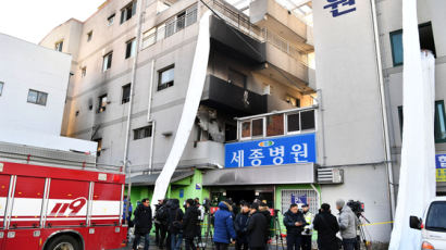병원·학교·3층 이상 건물에 가연성 외부마감재 못 쓴다