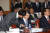 안철상 법원행정처장이 10일 서울 서초동 대법원에서 열린 국정감사에 앞서 관계자와 얘기를 나누고 있다. 강정현 기자