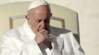 보행 도중 넘어진 프란치스코 교황…“건강 이상 없어”