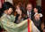 지난 5일 베를린에서 열린 결혼식에서 슈뢰더 전 총리부부가 스콜피온스의 리드싱어 클라우스 마이네 부부와 인사를 하고 있다.[로이터=연합뉴스]