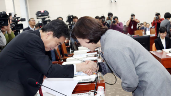 교육위는 '유은혜 국감'…야당 의원들 15분만에 퇴장